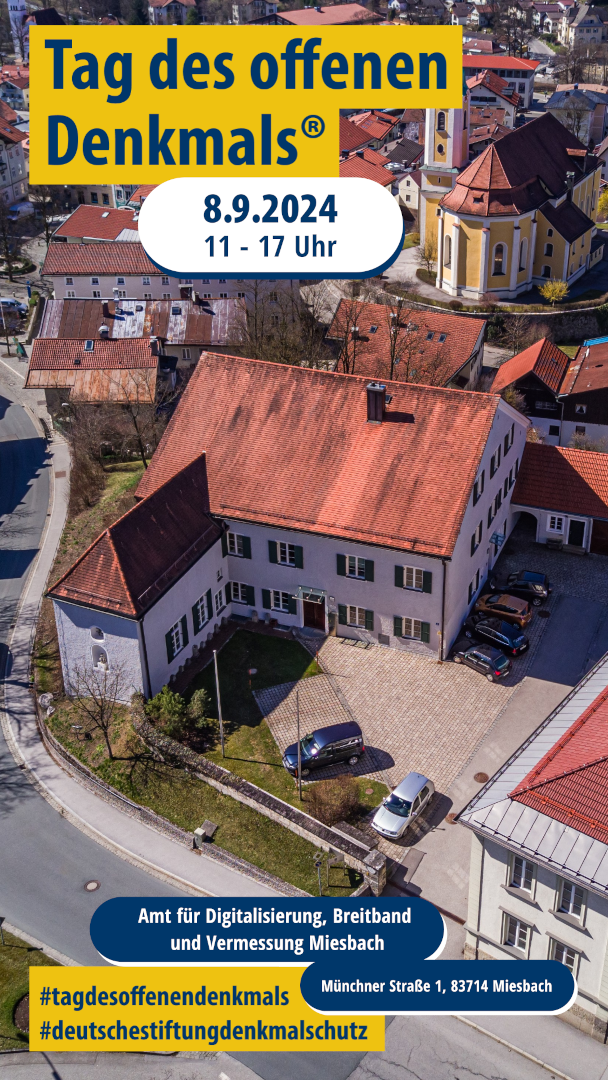 Tag des offenen Denkmals am ADBV Miesbach Aufsteller mit allen relevanten Informationen zum Tag des offenen Denkmals, im Hintergrund Ansicht vom Amtsgebäude