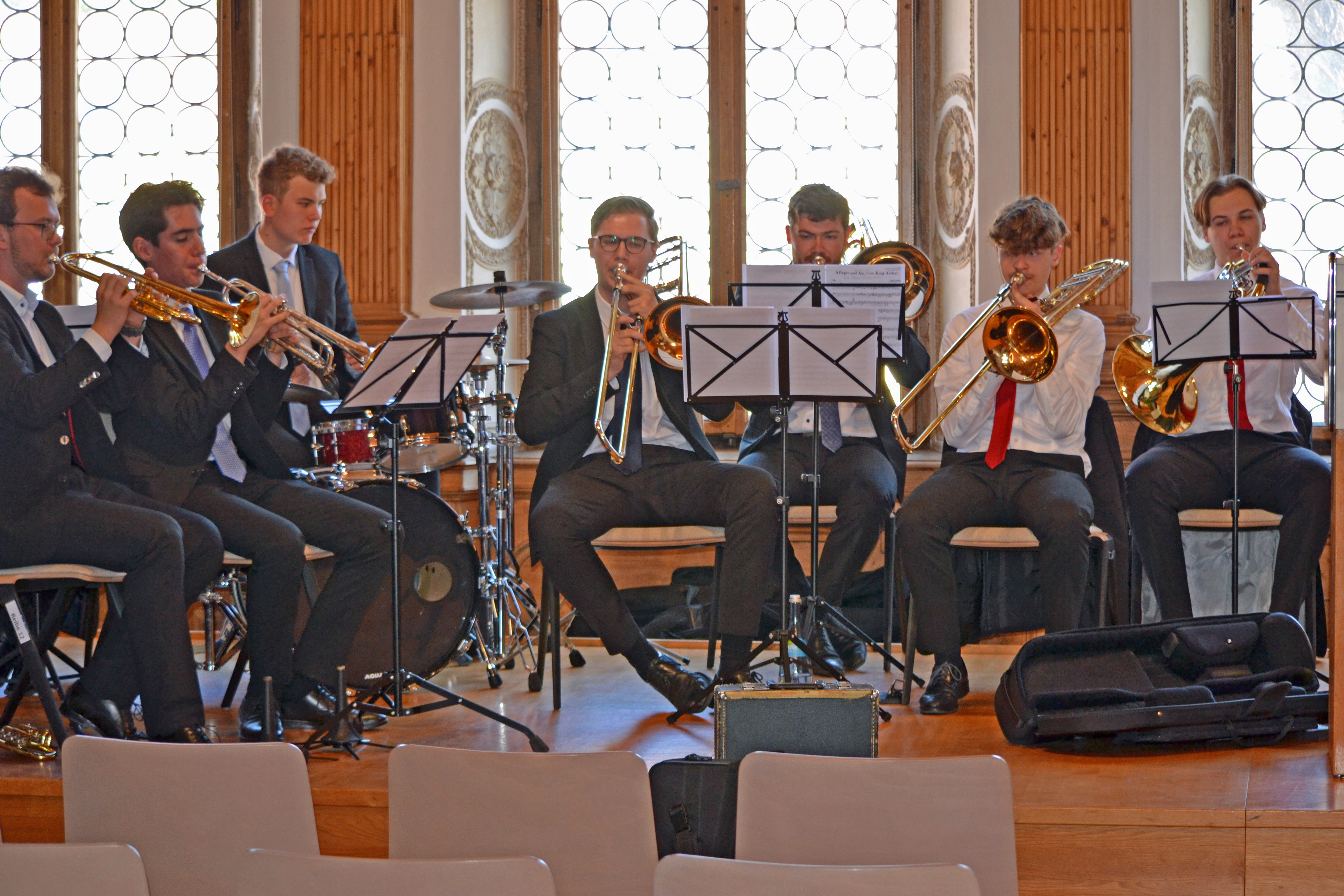 Messing Around Das Bild zeigt die Band "Messing Around" beim Spielen eines Songs