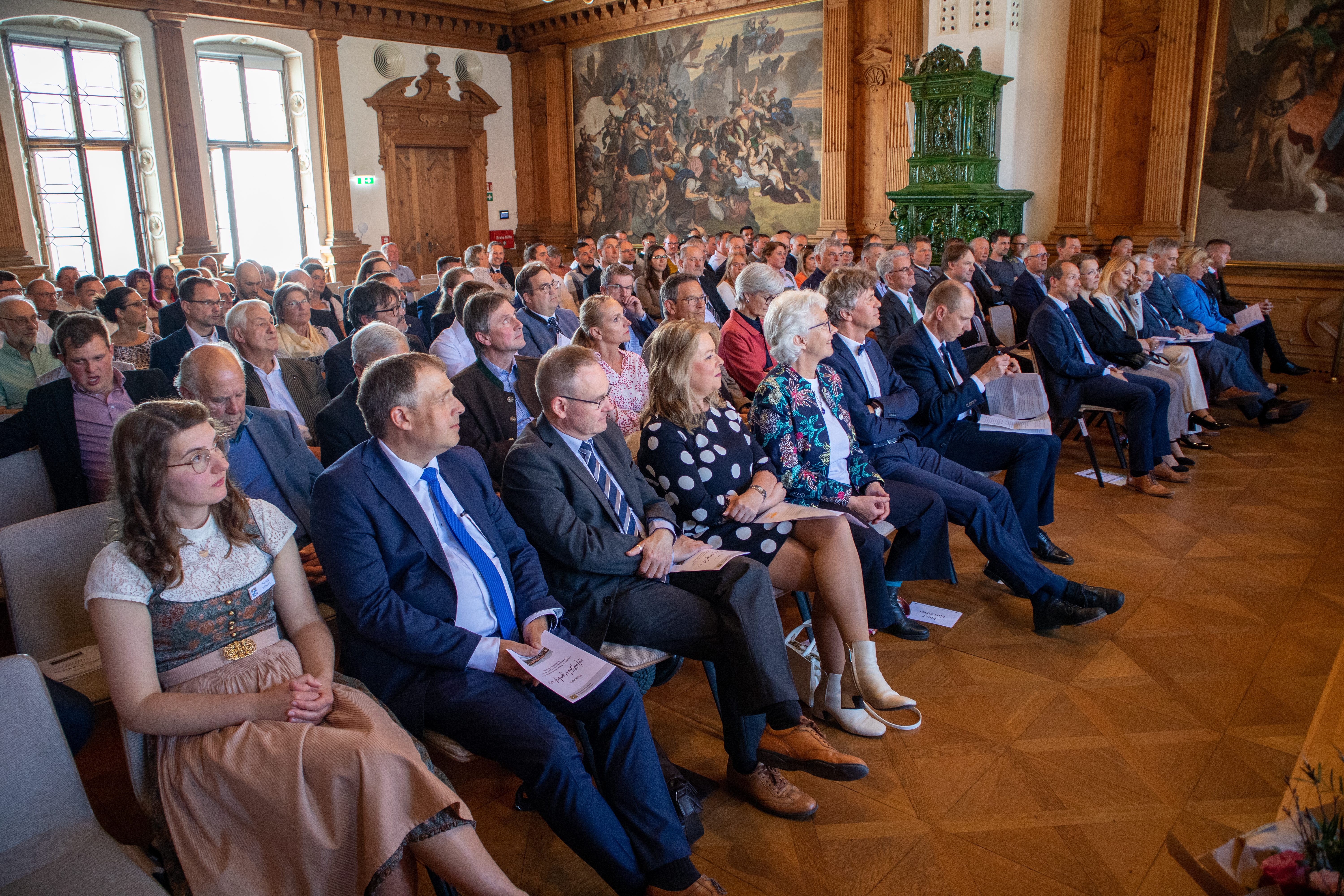Festsaal Blick in den Festsaal auf die zuhörenden Gäste