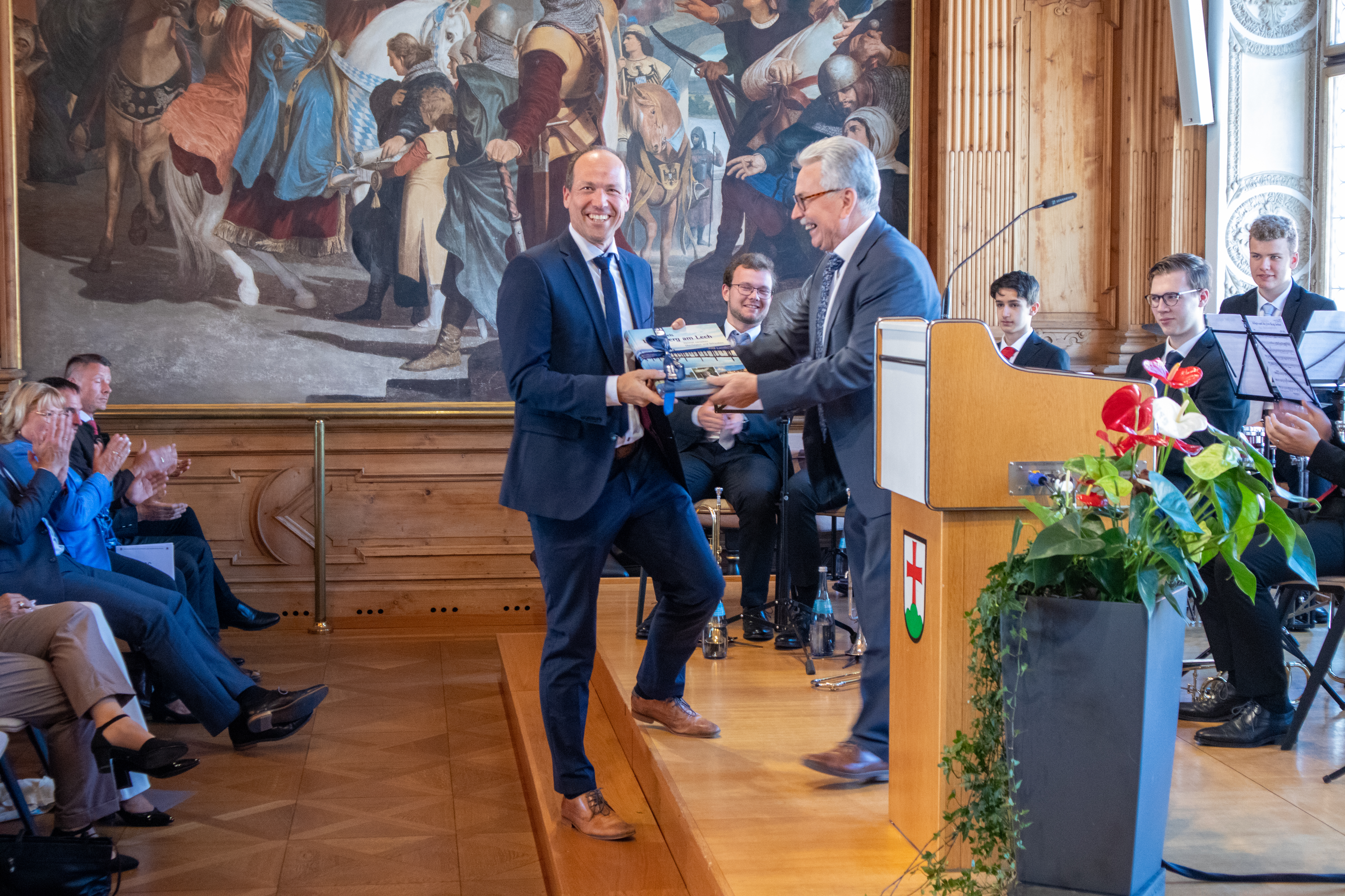 Herr Schäffler Herr Schäffler nimmt auf der Bühne sein Willkommensgeschenk entgegen