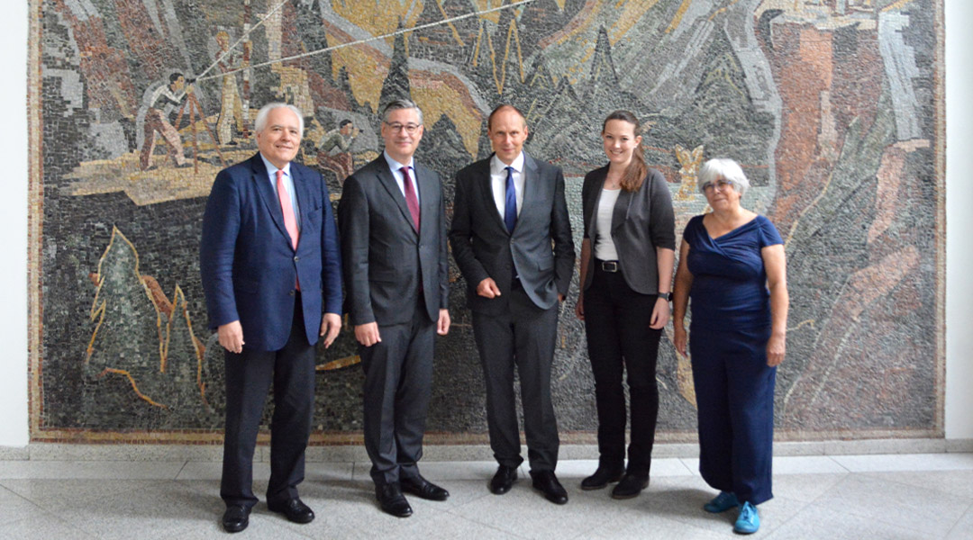 Der französische Generalkonsul zu Besuch am LDBV Fünf Personen stehen zum Gruppenbild aufgereiht.