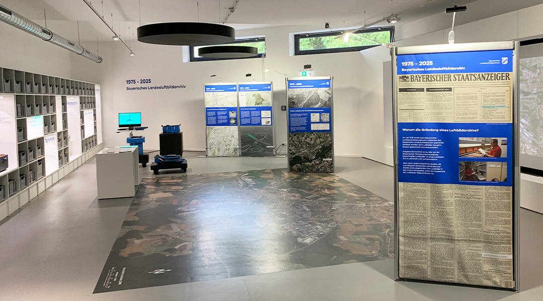Eröffnung der Sonderausstellung im Bayerischen Landesluftbildzentrum  Blick in den Ausstellungsraum des Bayerischen Landesluftbildzentrums