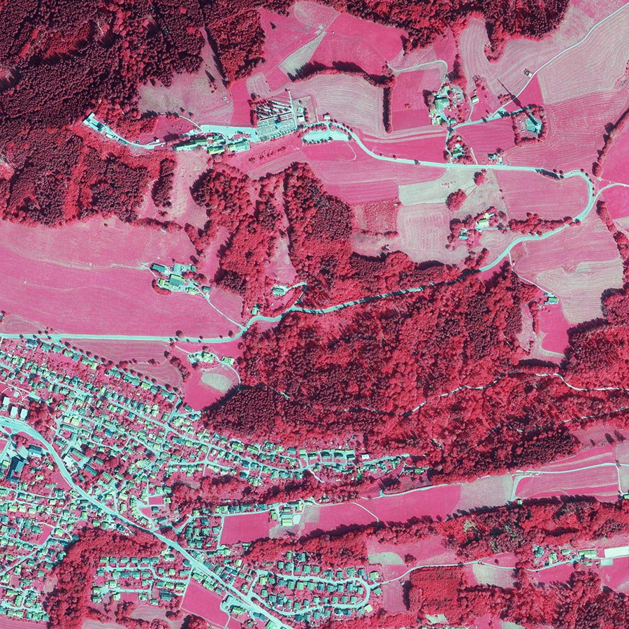 Der Ort Hohenpeißenberg und nördlich davon das Observatorium mit allen dazugehörigen Gebäuden, Color-Infrarot Orthophoto, 202 BVV, BayLLZ, Luftbild des Monats, Schrägaufnahme