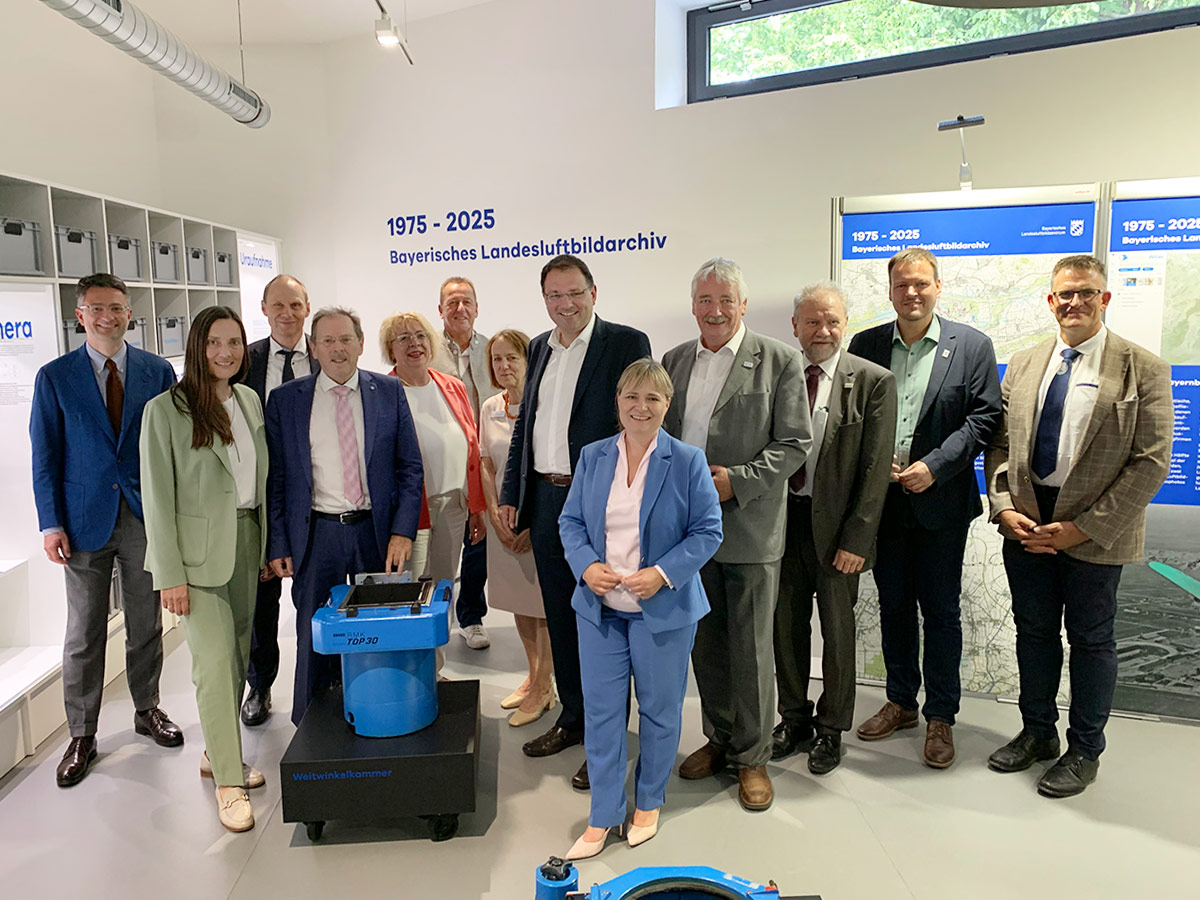 v.l.n.r.: Dr. Michael Unger (Generaldirektion der Staatlichen Archive Bayerns), Christa Heckel (Bezirkstagsvizepräsidentin Mittelfranken), Daniel Kleffel (LDBV-Präsident), Hans Herold (stellv. Landrat Neustadt a.d. Aisch-Bad Windsheim), Uta Kubaschek-Arz (Leiterin ADBV Neustadt a.d.Aisch), Ronald Reichenberg (3. Bürgermeister Bad Windsheim), Silvia Pertschi (Leiterin BayLLZ), Finanz- und Heimatstaatssekretär Martin Schöffel, Claudia Wust (Bürgermeisterin Neuhof an der Zenn), Reinhard Streng (stellv. Landrat Neustadt a.d. Aisch-Bad Windsheim), Gerhard Eichner (Bürgermeister Gutenstetten), Markus Helmreich (Bürgermeister Diespeck), Günther Schell (2. Bürgermeister Sugenheim) Personen stehen für ein Gruppenbild bei der Eröffnung der Sonderausstellung im Bayerischen Landesluftbildzentrum aufgereiht