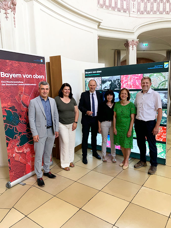 v.l.n.r.: Alexander Anetsberger (Landrat Eichstätt), Andrea Mickel (Bürgermeisterin Markt Gaimersheim), Daniel Kleffel (LDBV-Präsident), Elisabeth Gabler (2. Bürgermeisterin Eichstätt), Silvia Pertschi (Leiterin BayLLZ), Benedikt Bauer (Bürgermeister Buxheim) bei der Eröffnung der Wanderausstellung "Bayern von oben" in Eichstätt Personen stehen für ein Gruppenbild bei der Eröffnung der Wanderausstellung "Bayern von oben" in Eichstätt.