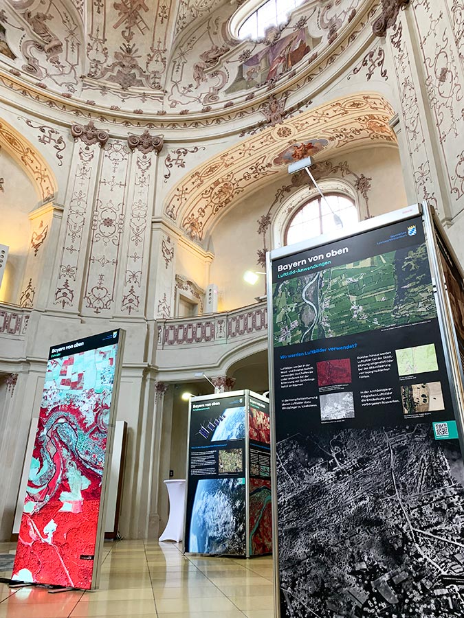 Eröffnung der Wanderausstellung "Bayern von oben" in Eichstätt Blick auf drei Ausstellungstafeln mit Bildern und Texten
