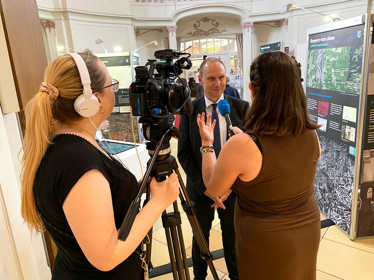 Eröffnung der Wanderausstellung "Bayern von oben" in Eichstätt Zwei Frauen von tv.ingolstadt führen ein Interview mit dem LDBV-Präsidenten